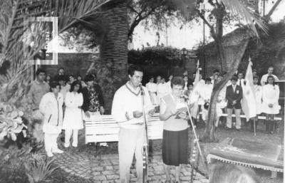 Acto en Jardín Museo, dos poetas recitando