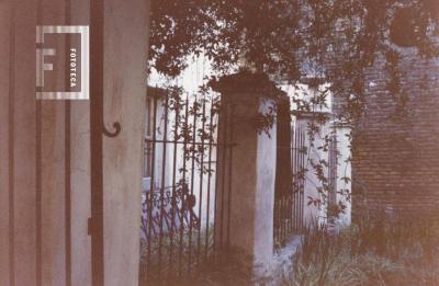 Reja divisoria entre el patio y el jardín del Museo