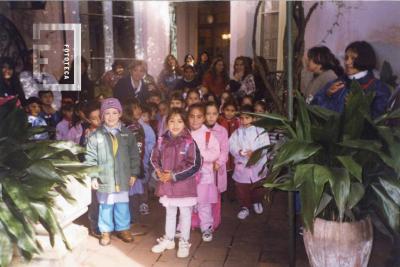 Niños Jardín de Infantes en Patio Museo