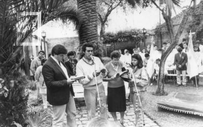 Acto en Jardín Museo, cuatro poetas recitando