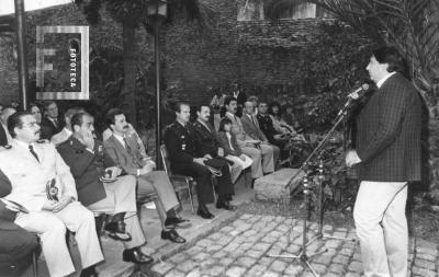 Acto en Jardín Museo, poeta Piero De Vicari usando de la palabra