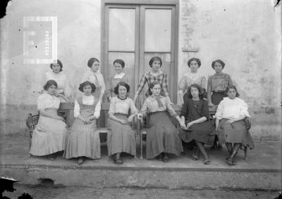 Grupo mujeres en patio Colegio Nacional