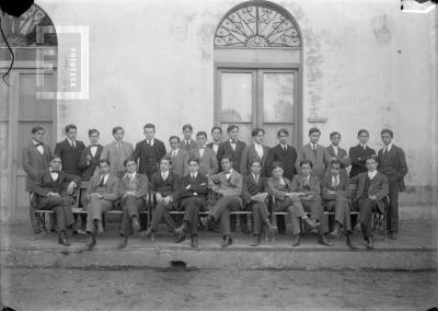 Grupo alumnos en patio Colegio Nacional