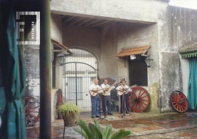 Actuación del grupo hnos. Guzmán en patio del Sector Tradicional