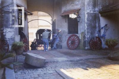 Empleados municipales entrando carruaje al sector Tradicional