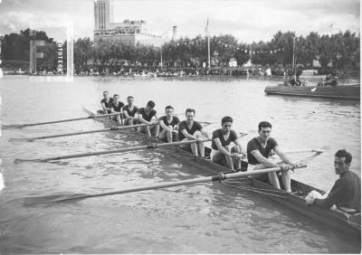 Bote con remeros del Ocho Juniors de San Nicolás, vencedores en la Regata del 11 de noviembre de 1941 en Tigre