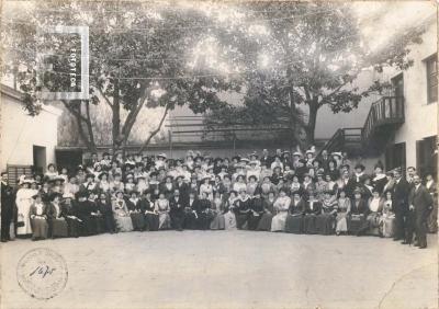 Grupo en el patio de la Escuela Normal, en sus bodas de plata.