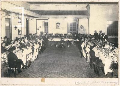 Maestros y bachilleres en el patio del Colegio Nacional