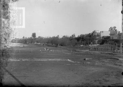 Vista del río y de la barranca cerca del Club de Regatas en la época de su fundación, 1892