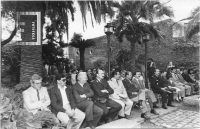 Aniversario de la Ciudad, autoridades en el jardín del Museo