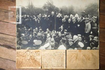 Acto político con asistencia del Presidente Alvear y Ministros del P. E. Nacional. Cnel. Somoza a la derecha. Tarjetas originales adjuntas del Cnel. J. L. Somoza, Bmé. Mitre y Delfina Mitre de Drago.