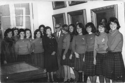 Personal directivo y docente de la Escuela de la Paz en el Museo