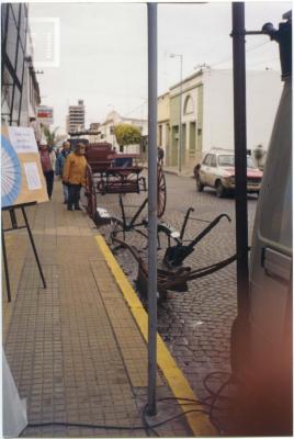 Muestra de carros antiguos en la calle, frente al Museo