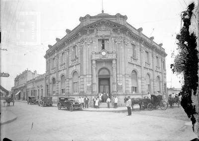Frente del Banco Provincia, ubicado en el mismo lugar donde se encuentra el edificio actual