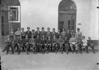 Grupo alumnos en patio Colegio Nacional