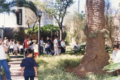 Niños Escuela Nº 38 en el jardín del Museo