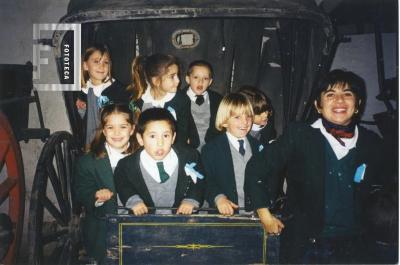 Niños de la sala de 5 en el carro de la Sala Tradicional del Museo