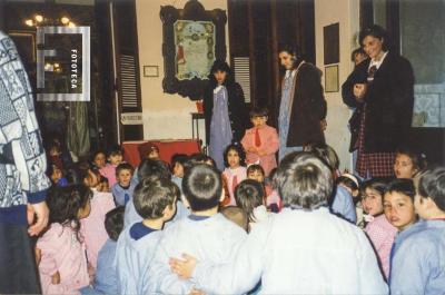 Niños Jardín de infantes visitando el Museo