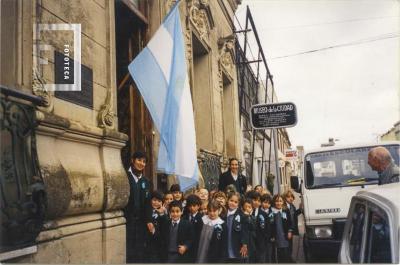 La salita de 5 de la seño Ale llega al Museo de la ciudad en el transporte Carignani