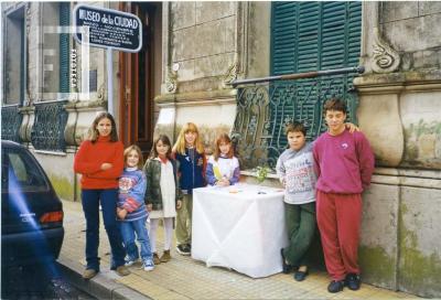 Niños en exposición vereda del Museo