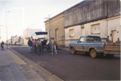 Empleados municipales trasladando carruaje