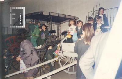 Niños de la sala de 5 en los carros de la Sala Tradicional del Museo