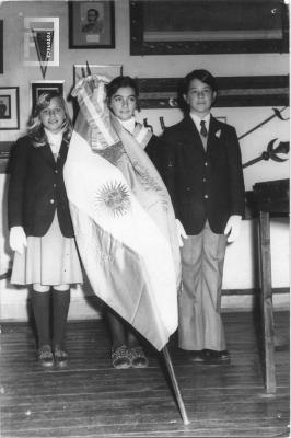 Acto Escuela de la Paz. Abanderada y escoltas en la Sala Patria del Museo