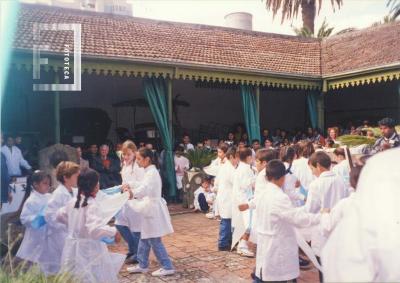 Acto escolar en el sector Tradicional del Museo, niños bailando