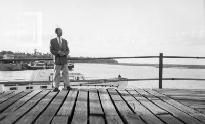 César Bustos en muelle cabotaje, c. 1950