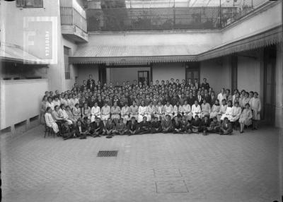 Grupo grande en patio posterior Colegio Nacional