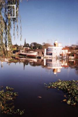 Creciente con casa barco al fondo