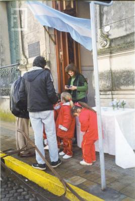 Visitantes en la puerta del Museo