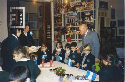 Visita de la Escuela de la Paz. Los nenes escuchan al Nono //Goyo//