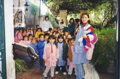 Niños jardín de infantes en el patio del Museo
