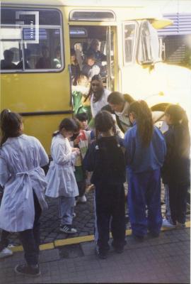 Alumnos de La Emilia descendiendo del colectivo frente al Museo