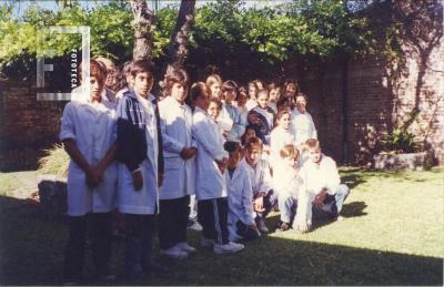 7º grado Escuela Nº 1 en jardín del Museo