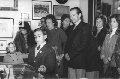 Alumnos y padres, Escuela de la Paz, en la Sala Patria del Museo