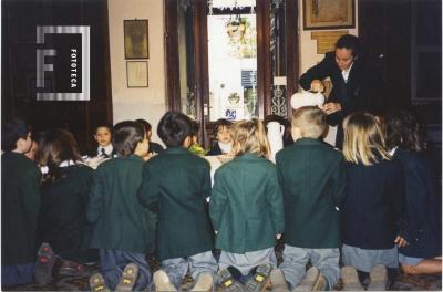 Visita de la Escuela de la Paz. Todos preparados para saborear el chocolate