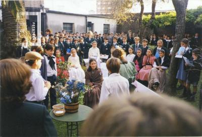 Alumnos de la Escuela de la Paz, en el jardín del Museo