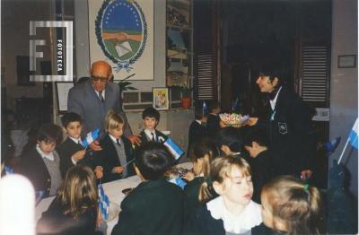 Visita de la Escuela de la Paz. La seño Ale reparte Caramelos