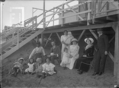 Carlos L. Bustos y familia con otros en Mar del Plata