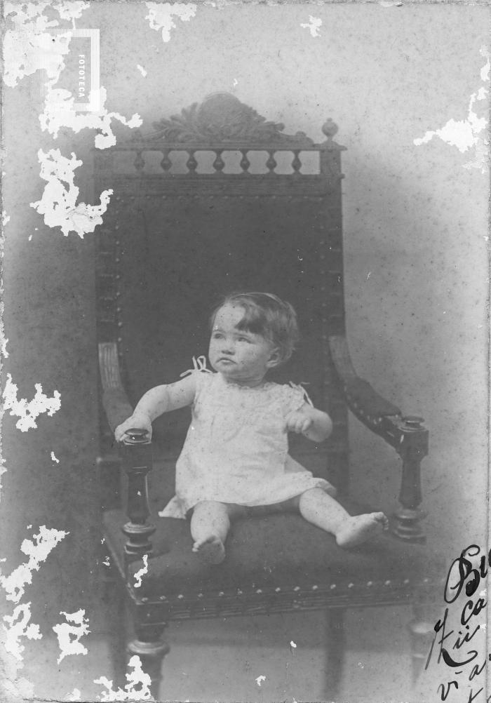 Niña en sillón (Erminia)