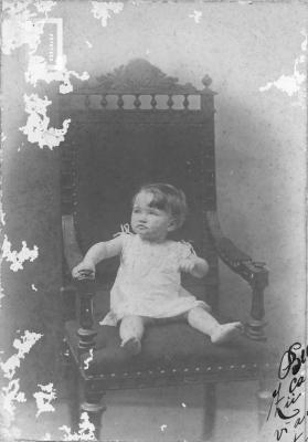 Niña en sillón (Erminia)