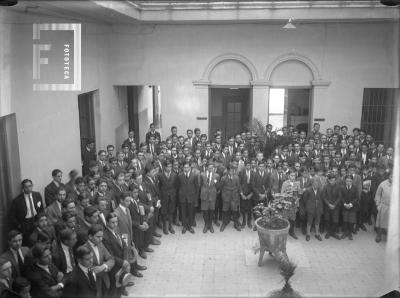 Formación alumnos en patio Colegio Nacional (en el centro maceta, ya no estaba más el aljibe)