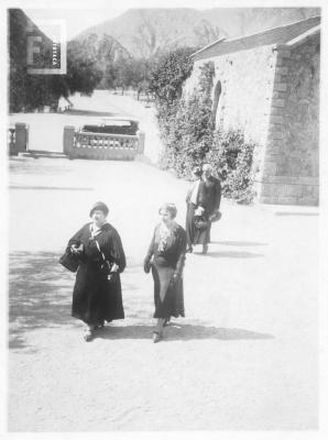 Dos damas paseando por pueblo en zona de montaña