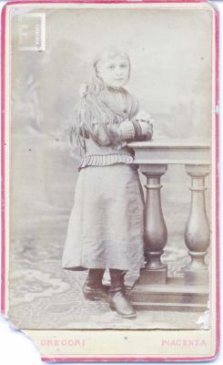 Niña de pie