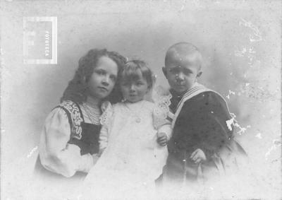 Tres niños