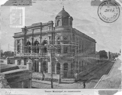 Teatro Municipal con andamios, sin gente, toma desde azotea esquina opuesta