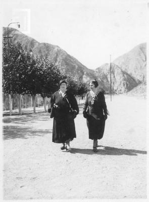 Dos damas paseando por pueblo en zona de montaña