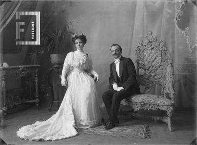 Pareja novios sentados